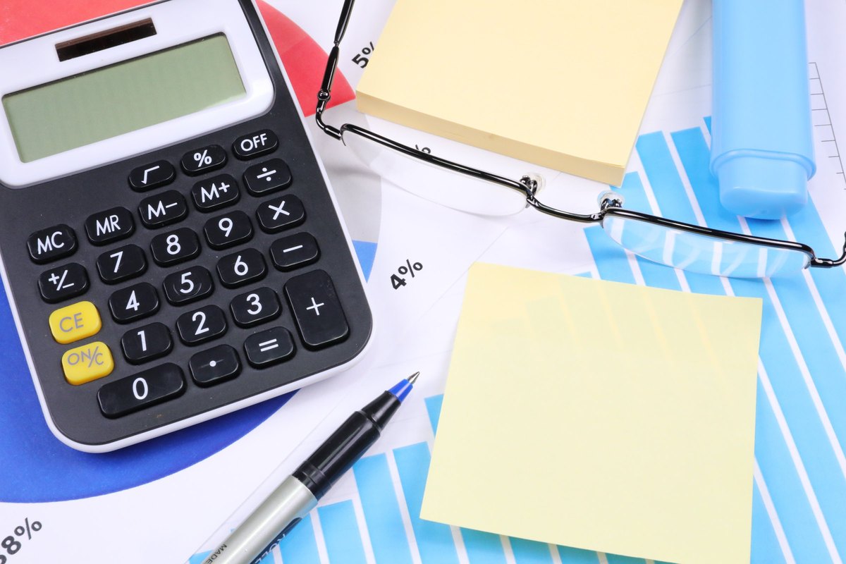 Sticky notes with calculator, glasses and pen - blank template
